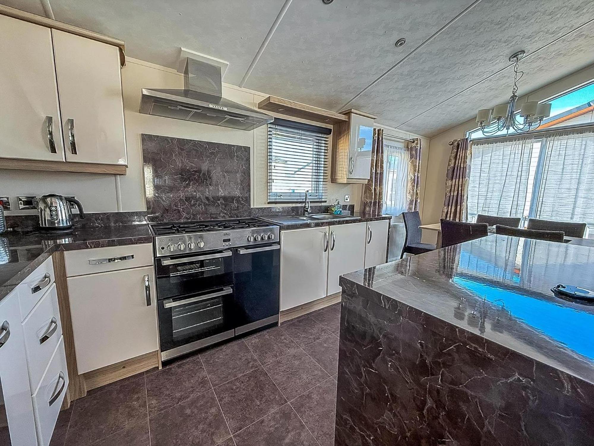 Luxury Lodge At Suffolk Sands Holiday Park Ref 45009Mv 펠릭스토우 외부 사진